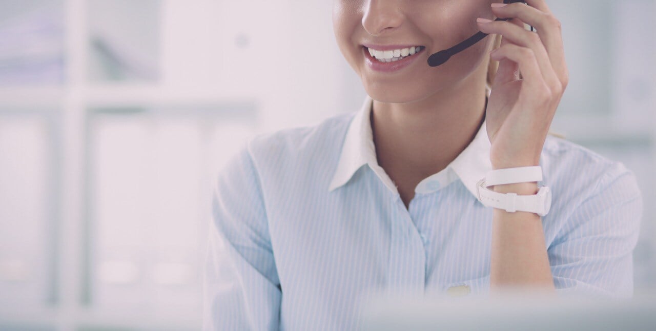 img-woman_on-headset img-woman_on-headset